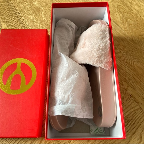 [Brand New] The WISHBONE Collection / Jaclyn /Pink Faux Fur sandal / Size 9 - Picture 4 of 12